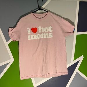 Pink men’s “I ♥️ hot moms” shirt